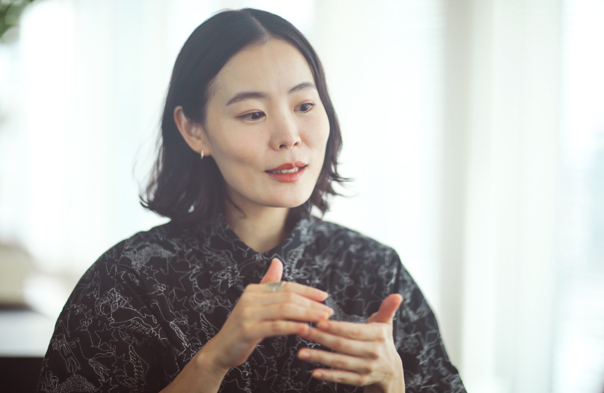 塚原が話をする様子