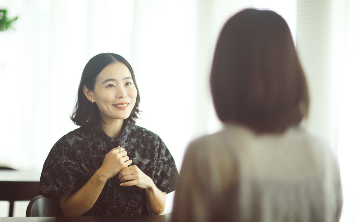 塚原が話をする様子