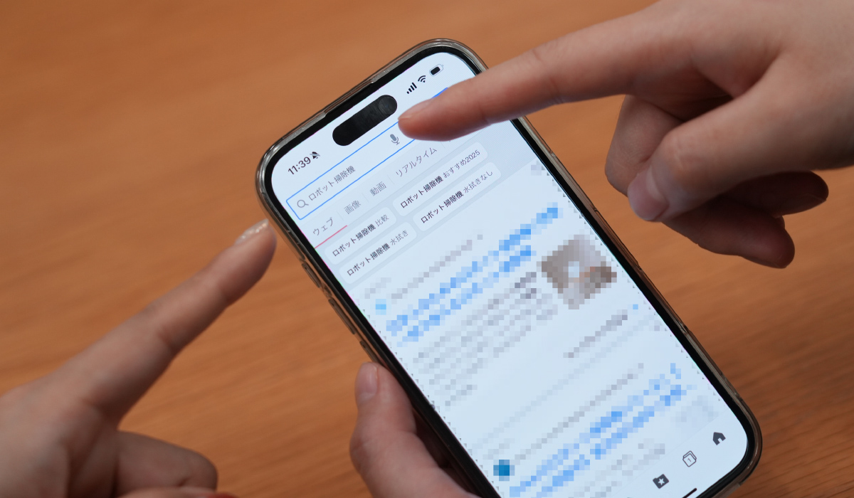 Yahoo!検索の検索窓に「ロボット掃除機」と入力する様子
