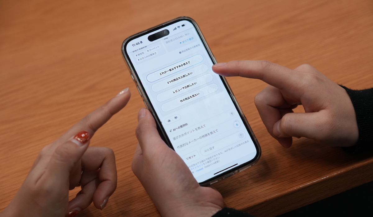 携帯の画面に「どれが一番おすすめか教えて」「3つの商品を比較したい」「レビューで比較したい」「他の商品が見たい」と表示されている画像