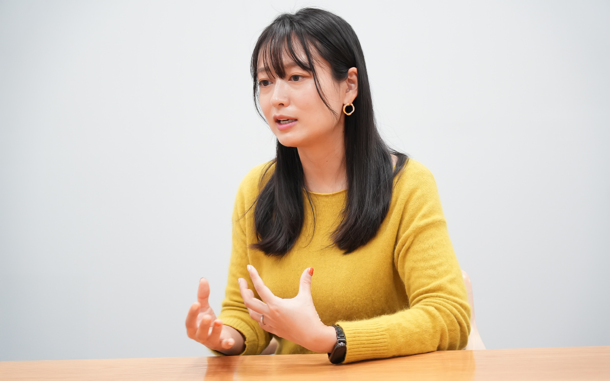 海老根が話をする様子