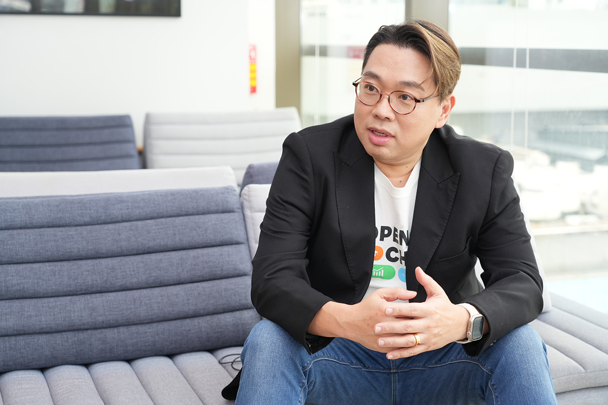 キアさんが話をしている様子