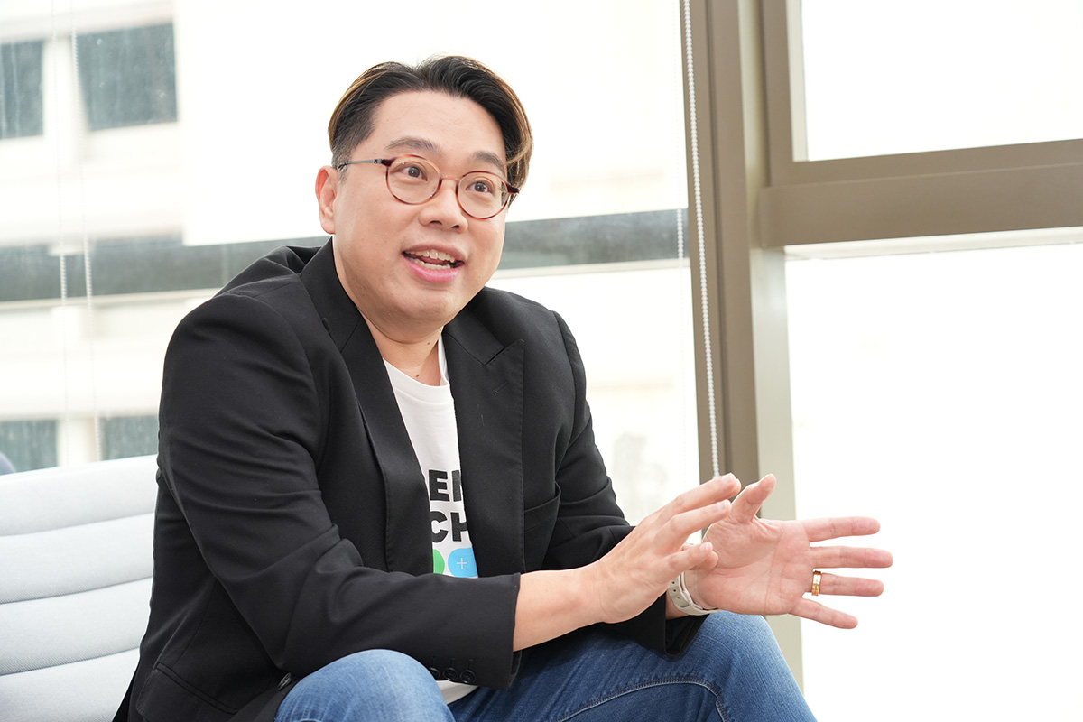 キアさんが話をしている様子