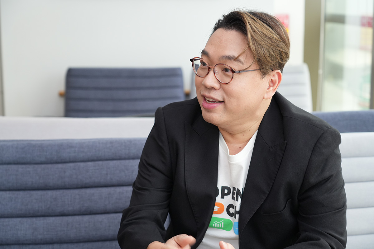 キアさんが話をする様子
		の写真