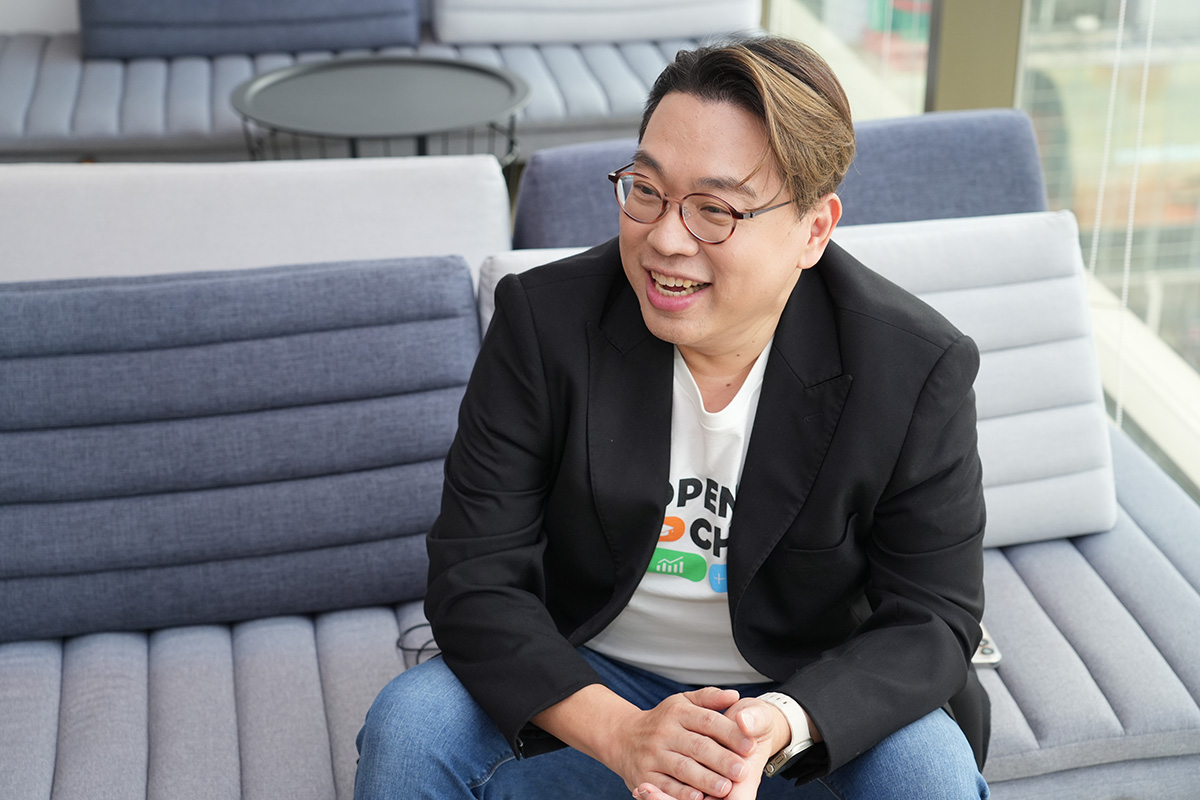 キアさんが話をする様子
		の写真