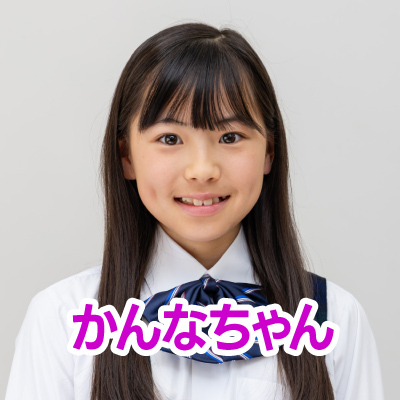 白いシャツとリボンを着けた若い女の子が笑顔で写っています