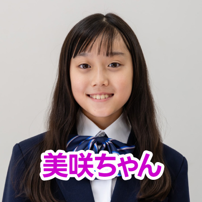 青いブレザーと大きなリボンを着けた若い女の子がほほ笑んでいる姿です