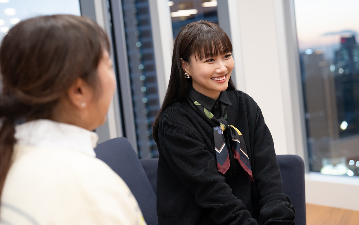 大塚愛さんと是近さんが室内で向かい合って座っている写真。