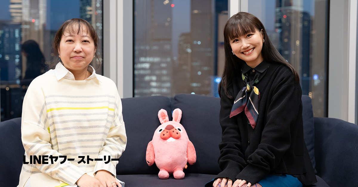 是近と大塚愛さんのショット。二人の間にはピンク色のうさぎのキャラクターぬいぐるみが置かれている。