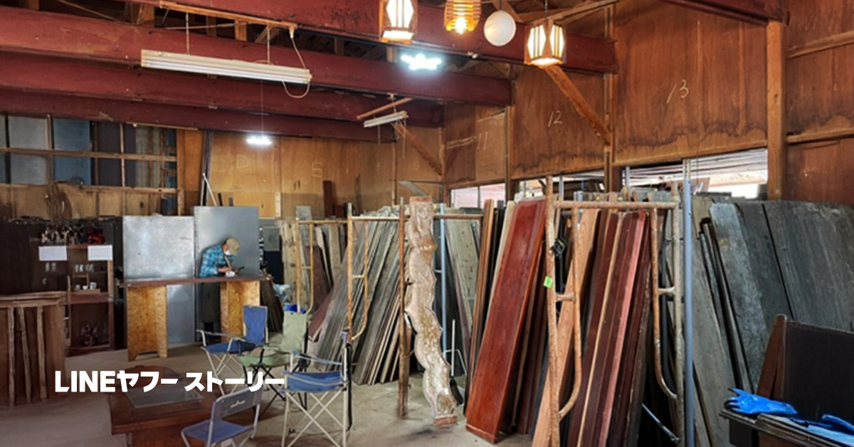 木材や板材が並ぶ工房で、作業台に向かって作業する人物の写真。画像の左下には「LINEヤフーストーリー」という文字が表示されている。
