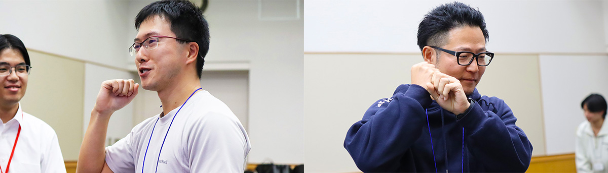 室内で、左側の写真には白いTシャツを着た男性が腕を軽く曲げて話している姿が写っており、その横で白いシャツの男性が笑顔で見ている。右側の写真には、紺色のパーカーを着た男性が同じように拳を軽く握って笑顔で話している