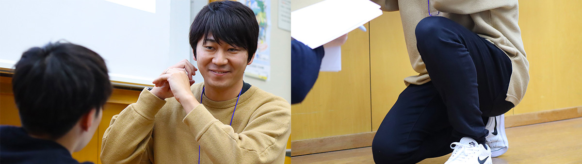 教室のような室内で、左の写真には黄土色のセーターを着た男性が笑顔で相手と向かい合い、両手を軽く組んで話している様子が写っている。右の写真では同じ人物が片膝をつき、白いスニーカーを履いてメモ用紙を持った相手と向き合っている