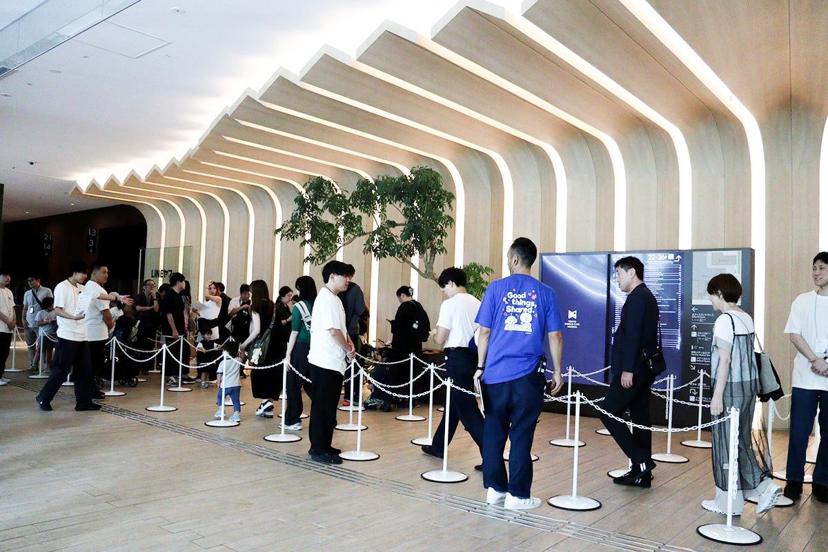 赤坂オフィス1階のエントランスフロアで、受付開始を待つ参加者が列を作っている写真