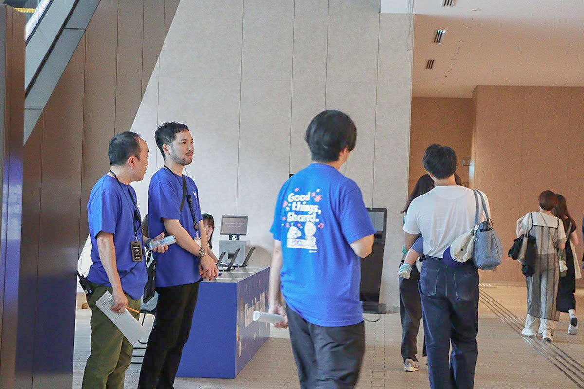 赤坂オフィスのエントランスで、社員スタッフがゲストを迎える準備をしている写真
