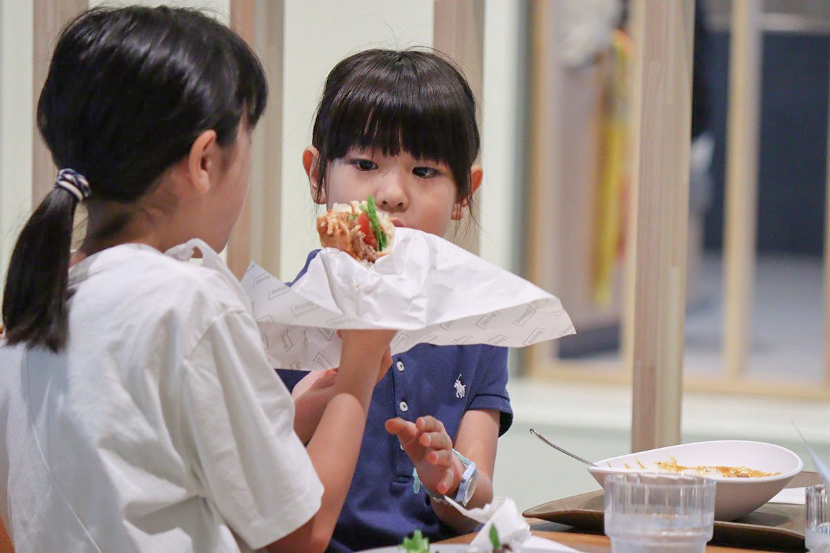 子どもが、赤坂オフィスのDiningで食事をしている写真