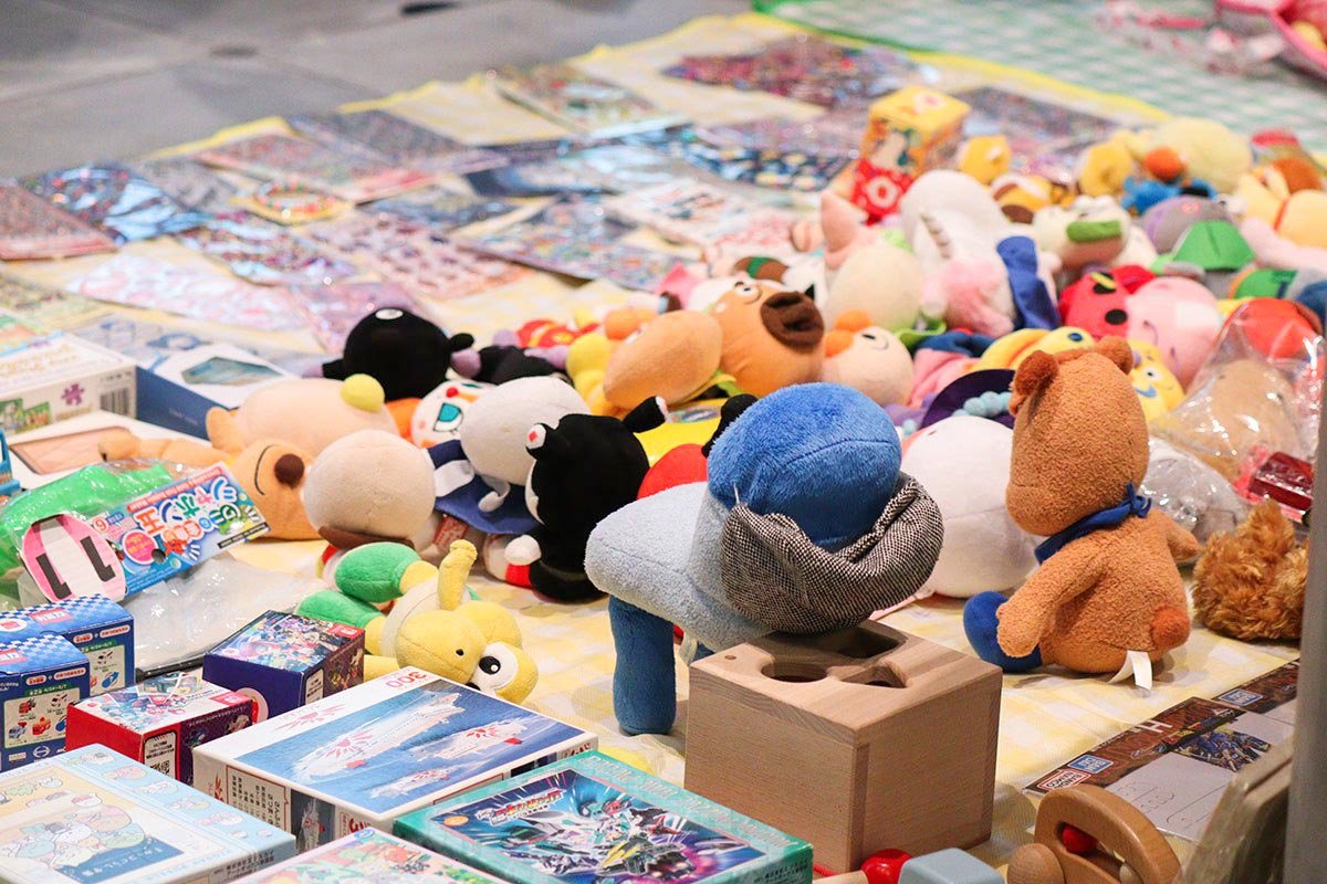 こどもフリマランドの会場に、交換用のおもちゃや本が数多く並んでいる写真
