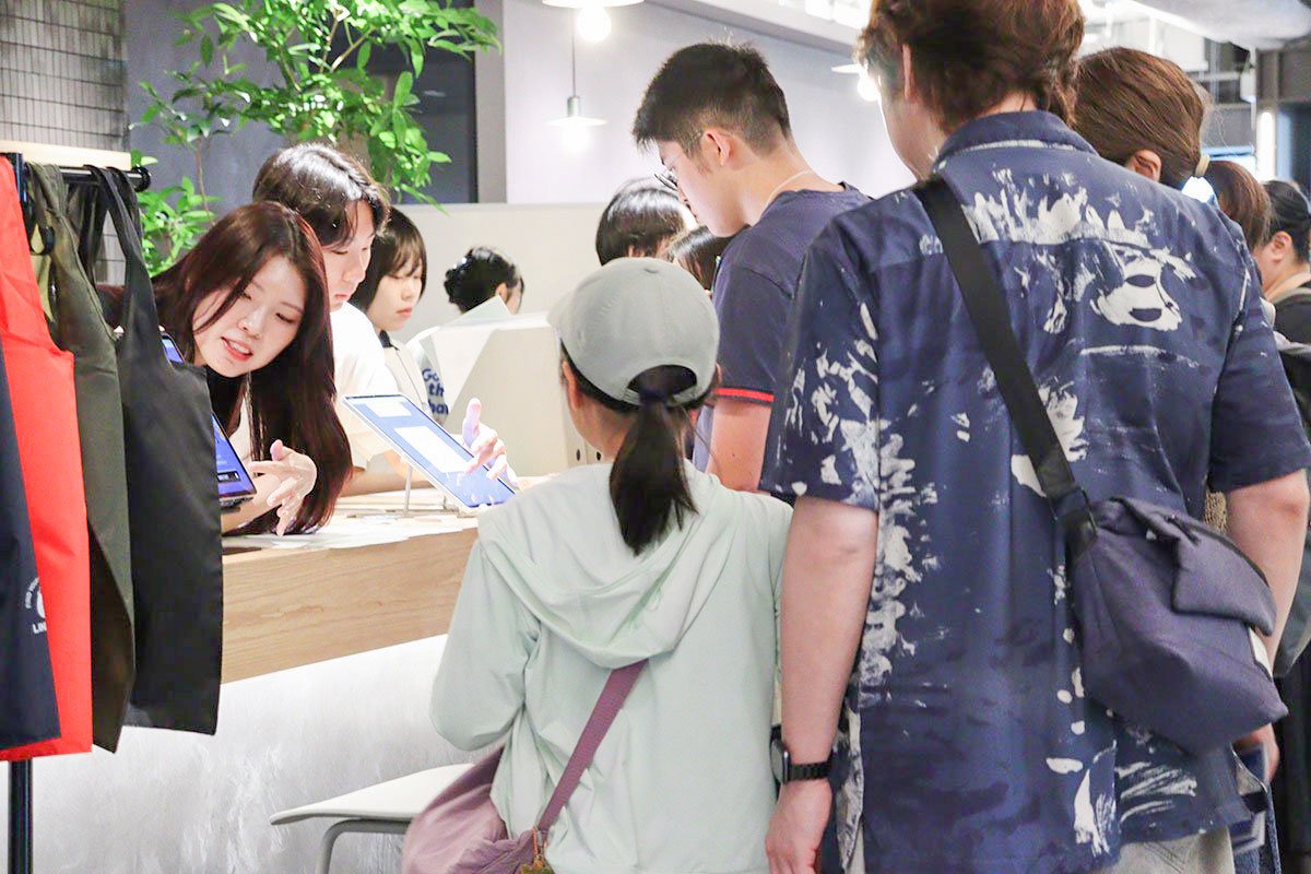 アルバートンのおしごとラボで、親子がスタッフの説明を聞いている写真