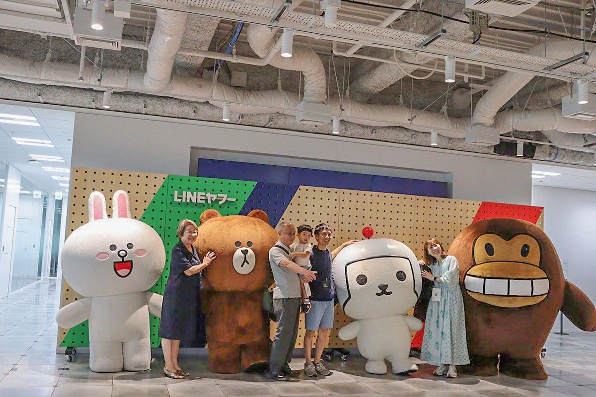 LINE FRIENDSのブラウンとコニー、けんさくとえんじんがフォトスポットに並んでいる写真