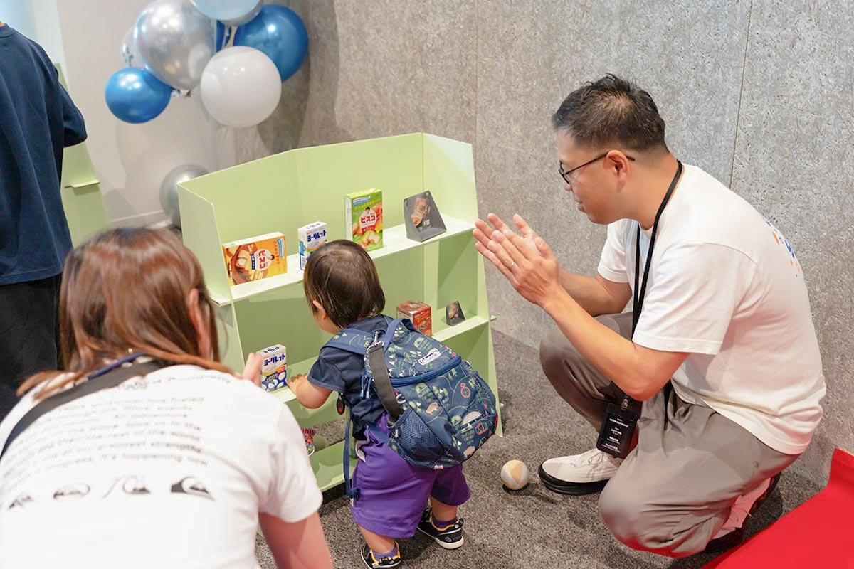 超PayPay祭とYahoo!ショッピングの縁日ゲームで、大人と子どもがスタッフの説明を聞いている写真