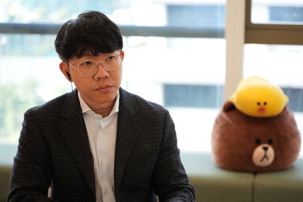 ネイトさんは、真剣な表情をしています