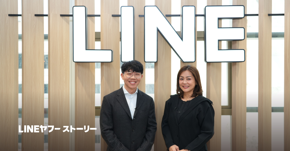 ネイトさん（左）とエイさん（右）が並んで正面を向いている写真