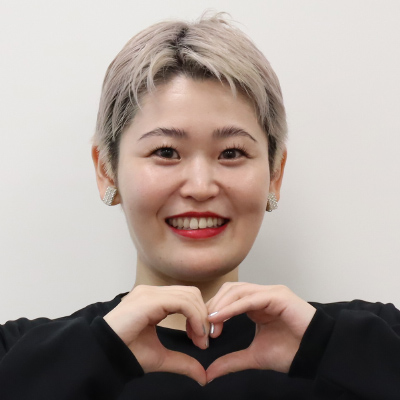 齋藤の写真。手でハートの形を作っている