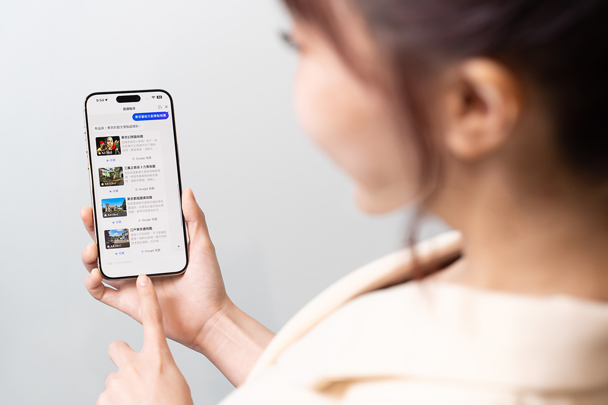 Travel Assistantのサービスを女性が操作する様子の写真
