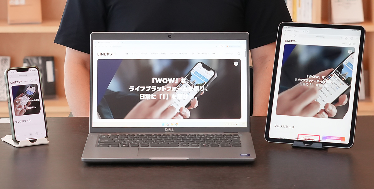 スマートフォン、ラップトップ、タブレットが並び、「LINEヤフー」のウェブサイトがそれぞれの画面に表示されています。