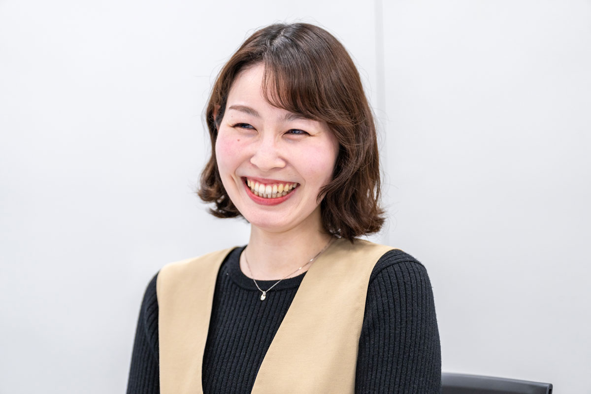 会議室でインタビューに答える渡部の写真