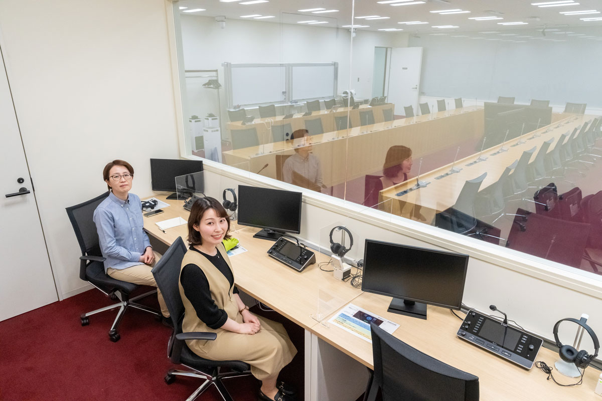 社内の大きめの会議室に確保されている通訳専用ブースの写真
