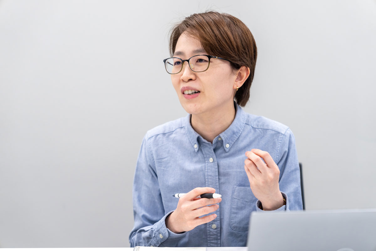 会議室でインタビューに答える金の写真