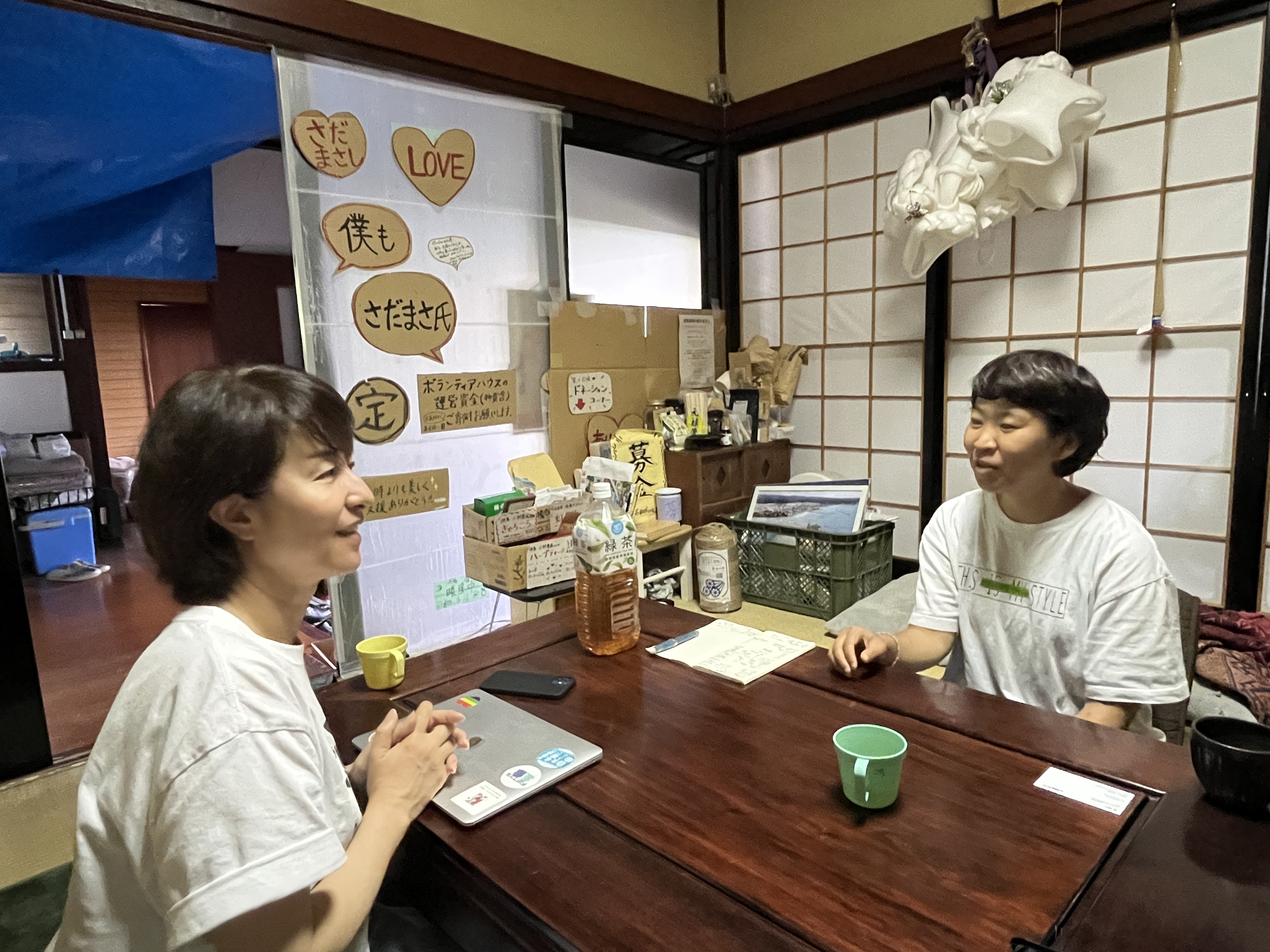 助成団体に現場ニーズなどをヒアリングするため、テーブルを挟んで会話をする公益財団法人ほくりくみらい基金スタッフ（左）と助成団体のメンバー（右）の写真です。